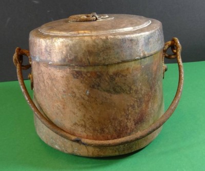Auktion <br>Kupfer-Deckelgefäss mit Eisenhenkel, ungepflegt, H-14 cm, H-16 cm [1]