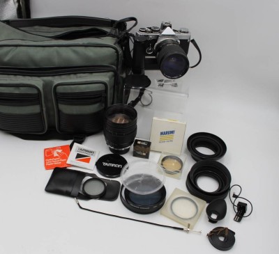Auktion 338<br>Fotoapparat, Olympus OM-2, in Tasche mit div. Zubehör (Objektive, etc.), Funktion nicht geprüft [1]