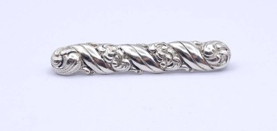 Auktion <br>835er Silber Brosche mit Rosenmuster, L. 5,8cm, 5,7g. [1]