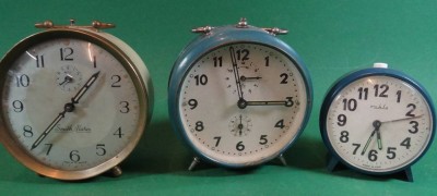 Auktion <br>3x div. alte Wecker, 2x Blech, Ruhla Kunststoff, 2 Werke laufen, Smith Alram steht Werk, , H-max. 12 cm [1]