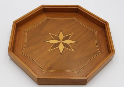 Auktion <br>8eckiges Tablett, Tischlerarbeit, H-4cm, ca. D-37cm. [1]