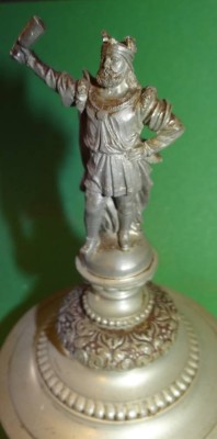 Auktion <br>gr. figürlicher Zinn-Deckel, H-15 cm, D-unten Gewinde 7 cm, kl. Delle [1]