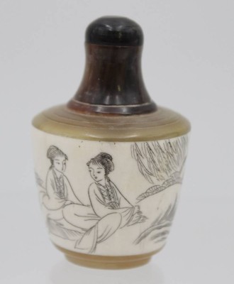 Auktion <br>Snuff-Bottle, wohl Bein /Horn, China, gemarkt, H-6cm. [1]