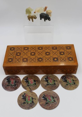 Auktion <br>Holzkasten mit 6 Untersetzern sowie 6 kl. Elefantenfiguren aus versch. Materialien, Kasten, H-7cm B-34cm T-14cm, Untersetzer D-8,8cm, Elefanten ca. 5,5cm,. [1]