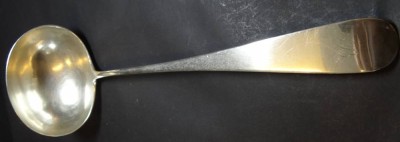 Auktion <br>grosse Suppenkelle, versilbert, mit Stadt- und Meistermarke, Ziermonogramm, L-34 cm, sehr guter Zustand [1]