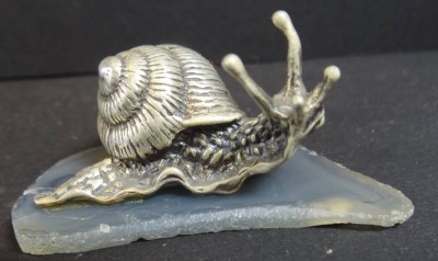 Auktion <br>kl. Silber-835- Schnecke auf Steinplatte, H-3 cm, L-6 cm [1]