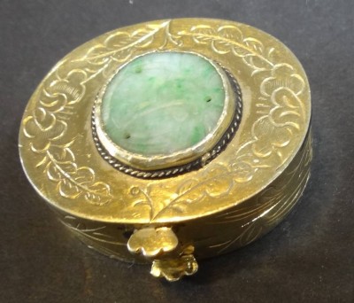 Auktion <br>Pillendöschen, Silber-925- mit gr. Jade mittig, beschnitzt, innen vergoldet, 3,5x3cm, 21 gr. [1]