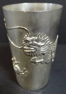 Auktion 338<br>Chines. Silberbecher mit umlaufenden Drachenrelief, H-6,5 cm, 32,71 gr., chines. gemarkt [1]