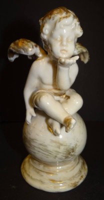 Auktion <br>Putto auf Kugel, Gold stark berieben, um 1930, H-14 cm [1]