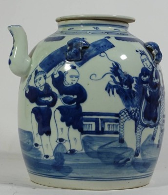Auktion <br>grosse Teekanne, China, Blaumalerei, umlaufend mit Figuren, H-21 cm, D-ca. 21 cm [1]