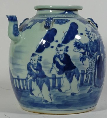 Auktion <br>grosse Teekanne, China, Blaumalerei,  mit Figuren bemalt, H-21 cm, D-21 cm, gut erhalten [1]