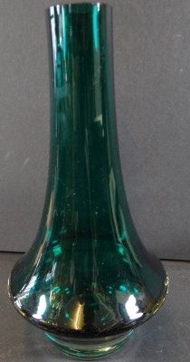 Auktion 338<br>grüne Vase, wohl  Riihimäen Lasi Oy/ Finnland. Klarglas, mit grünem Innenfang. Unterseitig mit eingeritzter Nummer. H einwandfrei. H-25 cm [1]