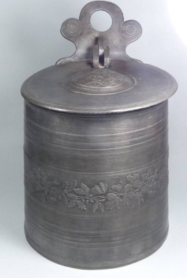 Auktion 364<br>Zinn-Vorratsbehälter, umlaufend Blätterdekor, H-20 cm, D-13,5 cm [1]