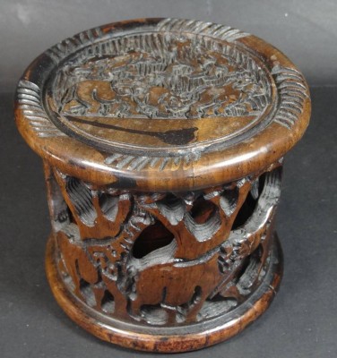 Auktion <br>Holz-Flaschenhalter mit 5 Untersetzern, beschnitzt, Afrika, H.-11 cm, D-13 cm, kurzer Spannungsriss am Rand [1]