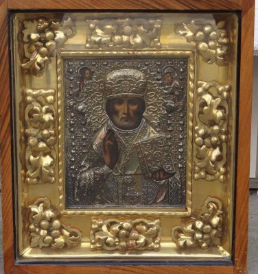 Auktion <br>russ. Ikone (22x18 cm) mit Oklad in prächtig vergoldeten  Schaukasten, 38x34 cm, T-10 cm, Ikone rückseitig stoffbespannt. [1]