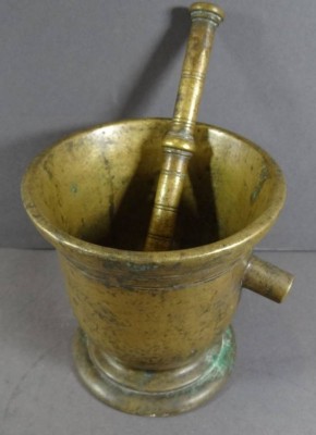 Auktion 369<br>antiker Bronze-Mörser mit Pistell, 18./19. Jhd,, einzelne Handhabe, patiniert, H-14 cm, D-13 cm [1]