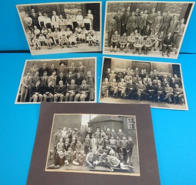 Auktion <br>5x Gruppenfotos, 4x wohl Schüler, 1x Lehrer, tw. in Uniform, alle Hamburg um 1938/39, r4x ückseitg alle namentlich erwähnt [1]