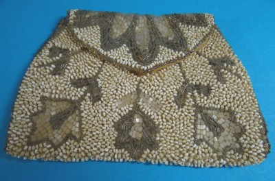 Auktion <br>kl. Geldbörse, Perlstickerei, gut erhalten9x13 cm [1]