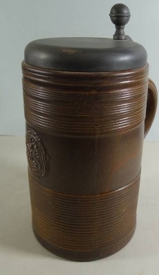 Auktion 339<br>gr. Jahres-Bierkrug nach antikem Vorbild, König-Pilsner 1980, H-19 cm [1]