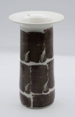 Auktion <br>kl. Vase, braunes Dekor, Boden signiert, H-14,5cm. [1]