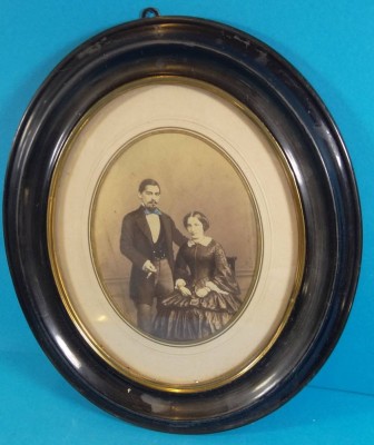 Auktion 339<br>altes Foto eines jungen Paares um 1890, oval gerahmt/Glas, RG 34x29 cm [1]