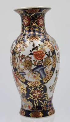 Auktion 339<br>Vase, China, aufwendiges Dekor, wohl 50/60er Jahre, H-26cm. [1]