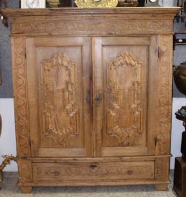 Auktion <br>schöner Bauernschrank, Eiche, wohl 18, Jhd. , guter Zustand, 1x kl. Leiste lose, H-192,5cm B-175cm T-56cm. [1]