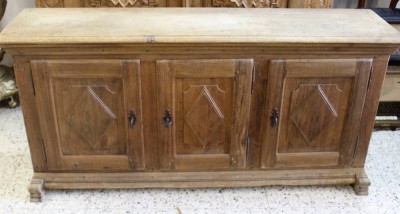 Auktion <br>Anrichte, Eiche, wohl 18. Jhd., guter Zustand, H-77,5cm B-164cm T-42cm. [1]