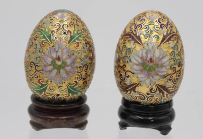 Auktion 339<br>2x Cloisonné-Eier auf Holzstand, China, ca. H-7,5cm. [1]
