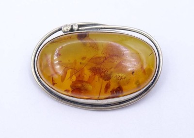 Auktion <br>Bernstein Brosche, Silberfassung 925/000, 4,5x3,0cm, 13g. [1]