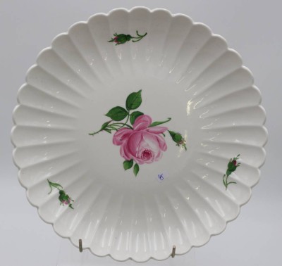 Auktion 340<br>Schale, Meissen, Schwertermarke, rote Rose, 2 Schleifstriche, H-4cm D-27,5cm. [1]