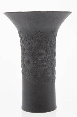 Auktion 340<br>Vase, Rosenthal studio-linie, Porcelaine Noire, florales Reliefdekor, H-16,8cm. [1]