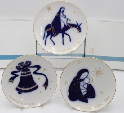 Auktion <br>3x Weihnachtsteller, KPM Print, 1982, 83 u. 1988, orig. Kartons, je D-19,5cm. [1]