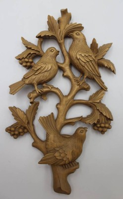 Auktion 340<br>Wand-Dekoration, Vögel auf Geäst, Holz, gemarkt, Handarbeit, 45 x 26,5cm. [1]