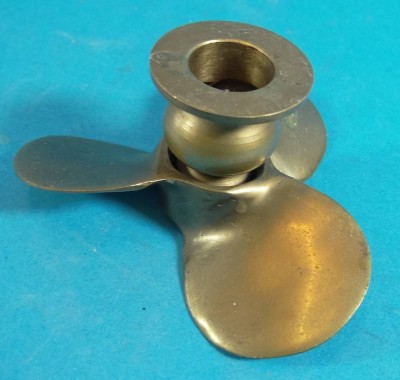 Auktion <br>maritimer Kerzenständer, Messing-Schiffschraube,  H-5 cm, D-ca. 10 cm [1]
