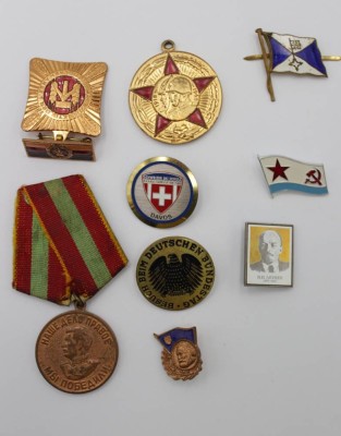 Auktion 340<br>kl. Konvolut div. Anzeichen/Pins, meist DDR [1]