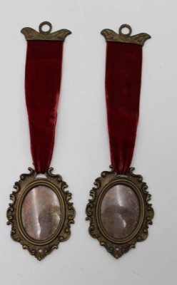 Auktion <br>Paar Wand-Bilderrahmen, Messing mit Samtband, L-32cm, Rahmen innen 7,5 x 5,5cm. [1]