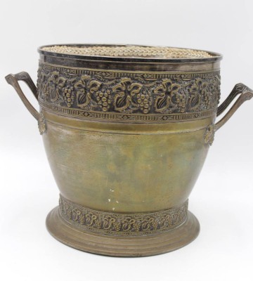 Auktion <br>wohl Übertopf, 19. Jhd., Weinlaubrelief, Messing, H-26cm D-26cm. [1]