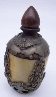 Auktion 369<br>gr. Snuffbottle, Bein mit versilberter Montur, Holzstöpsel, in Boden chine4s. gemarkt, H-8 cm, D-4,5 cm [1]