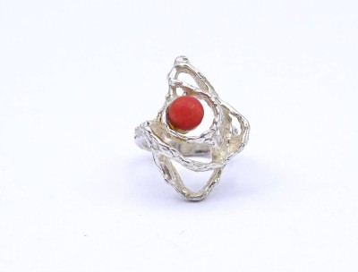 Auktion <br>Silberring mit Koralle. offene Ringschiene, 6,2g. [1]