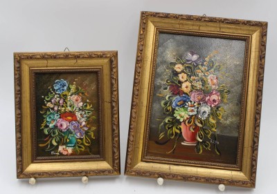 Auktion 340<br>2x kl. Blumenstilleben, je signiert Remi, Öl/Malfaser, je grahmt, Größte RG 23,5 x 18,3cm. [1]