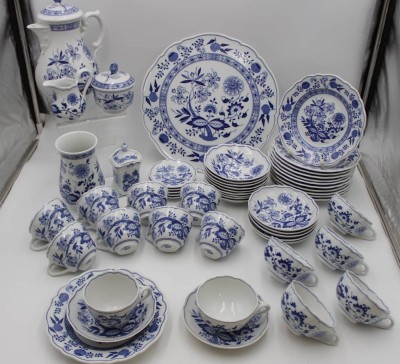 Auktion <br>54 Serviceteile, Hutschenreuther, Zwiebelmuster, Kaffeekern, 9x Kaffeetassen, 10x U.T., 12x Kuchenteller, 6x Teetassen mit U.T., 5x kl. Tellerchen, Vase, runde Platte,  Senfdose von Gerold [1]