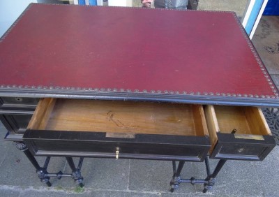 Auktion <br>kl. Gründerzeit-Damenschreibtisch, Weichholz, schwarz lackiert, H-75 cm, 88x54 cm [1]