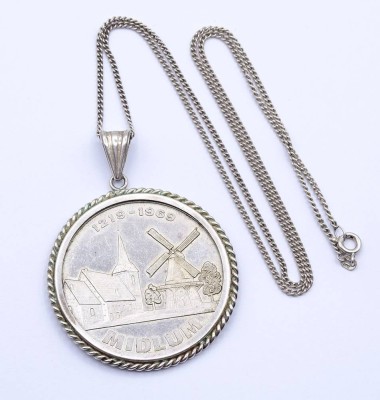 Auktion <br>835er Silber Halskette mit Münzanhänger, 