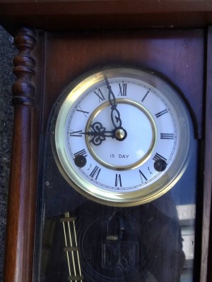 Auktion <br>kl. Wanduhr mit 15 Tage Werk, Holzgehäuse, wohl 60-er Jahre, Werk läuft, H-55 cm, B-21 cm [1]