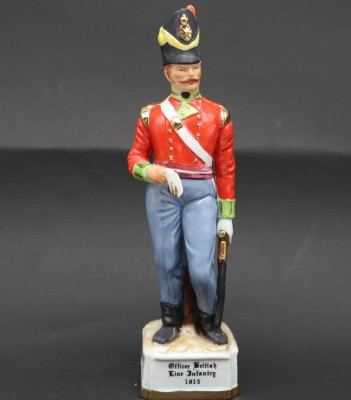 Auktion <br>Sammler Porzellan-Figur bez. Officer British Line Infantry 1815 H. 21 cm B. 5,6cm [1]