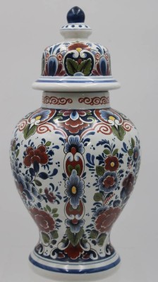 Auktion 340<br>Deckelvase, Delft, de Fles, polychr. florale Bemalung, H-27,5cm. [1]