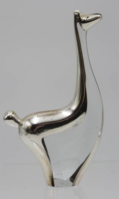 Auktion 340<br>Kunstglasfigur, Alpaca, tewil. versilbert, ca. H-18,5cm [1]