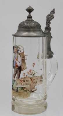 Auktion 340<br>hoher Bierkrug mit Zinndeckel, Emaillemalerei, wohl Kurt Hammer, Zinndeckel, mit Punktgravur, H-23,5cm. [1]