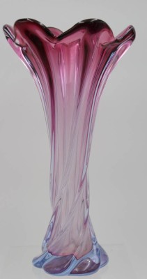 Auktion 340<br>hohe Vase, wohl Murano, 2farbig, H-27,5cm. [1]